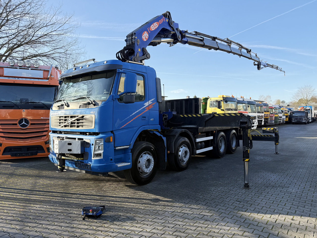 Volvo FM12 420 8X2 Kran PM 65026 bis 29 Meter - Vrachtwagen met open laadbak, Kraanwagen: afbeelding 1 Volvo FM12 420 8X2 Kran PM 65026 bis 29 Meter - Vrachtwagen met open laadbak, Kraanwagen: afbeelding 1