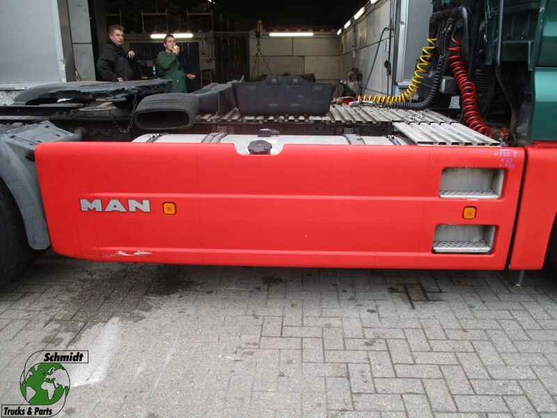 MAN TGX 18.400 81.41680-0050 ZIJBEKLEDING RECHTS - Frame/ Chassis voor Vrachtwagen: afbeelding 1 MAN TGX 18.400 81.41680-0050 ZIJBEKLEDING RECHTS - Frame/ Chassis voor Vrachtwagen: afbeelding 1