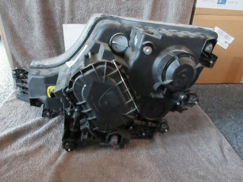 Mercedes-Benz A 960 820 03 39 KOPLAMP MERCEDES 1845 MP 4 RECHTS EURO 6 - Koplamp voor Vrachtwagen: afbeelding 5 Mercedes-Benz A 960 820 03 39 KOPLAMP MERCEDES 1845 MP 4 RECHTS EURO 6 - Koplamp voor Vrachtwagen: afbeelding 5