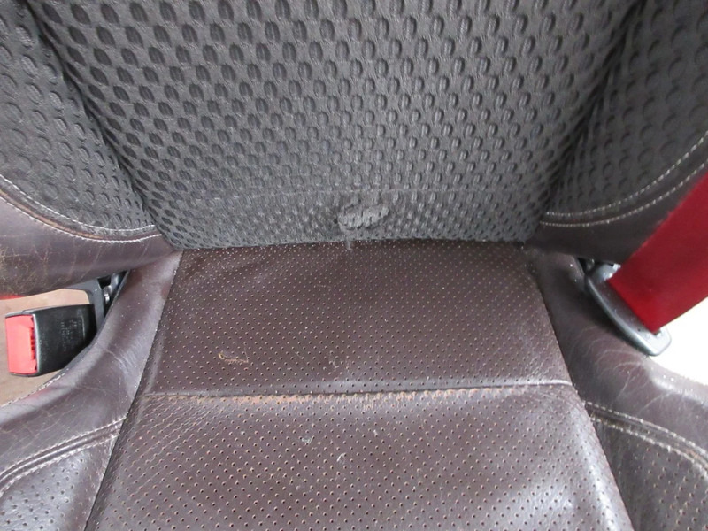 Renault 7484561374 BESTUURDERSTOEL T 520 EURO 6 - Zitplaats voor Vrachtwagen: afbeelding 4 Renault 7484561374 BESTUURDERSTOEL T 520 EURO 6 - Zitplaats voor Vrachtwagen: afbeelding 4