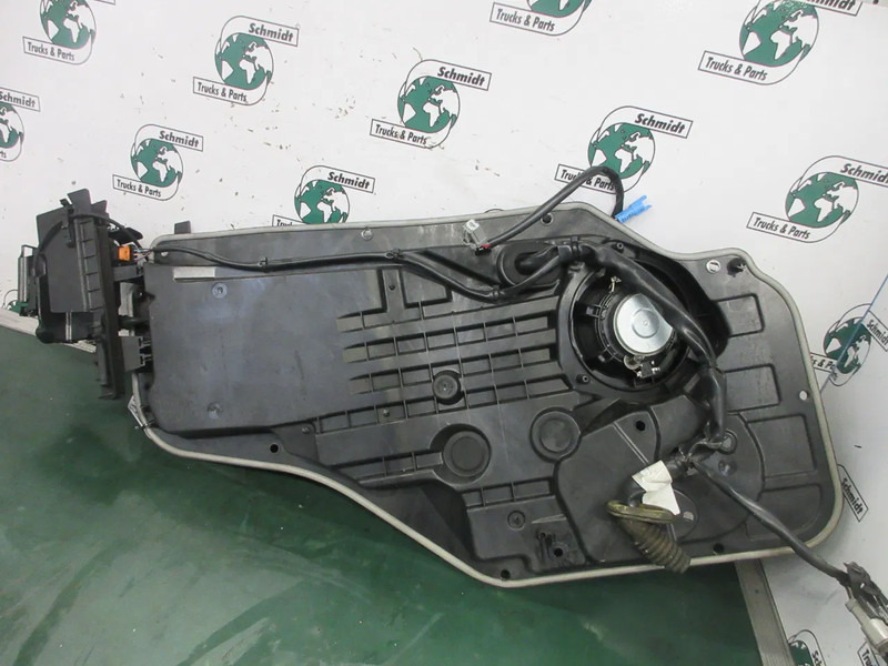 Scania 2718510 // 2708293 // 2306122 BINNENPANEEL DEUR RECHTS P 410 EURO 6 - Cabine en interieur voor Vrachtwagen: afbeelding 4 Scania 2718510 // 2708293 // 2306122 BINNENPANEEL DEUR RECHTS P 410 EURO 6 - Cabine en interieur voor Vrachtwagen: afbeelding 4