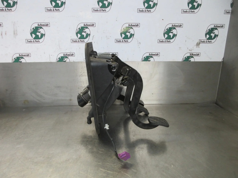 Volvo 21761966// 82545137 PEDAAL SYSTEEM VOLVO FL 210 EURO 6 - Cabine en interieur voor Vrachtwagen: afbeelding 4 Volvo 21761966// 82545137 PEDAAL SYSTEEM VOLVO FL 210 EURO 6 - Cabine en interieur voor Vrachtwagen: afbeelding 4