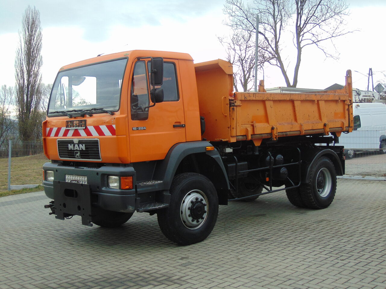 MAN 18-224 4x4 KIPER - Kipper vrachtwagen: afbeelding 1 MAN 18-224 4x4 KIPER - Kipper vrachtwagen: afbeelding 1