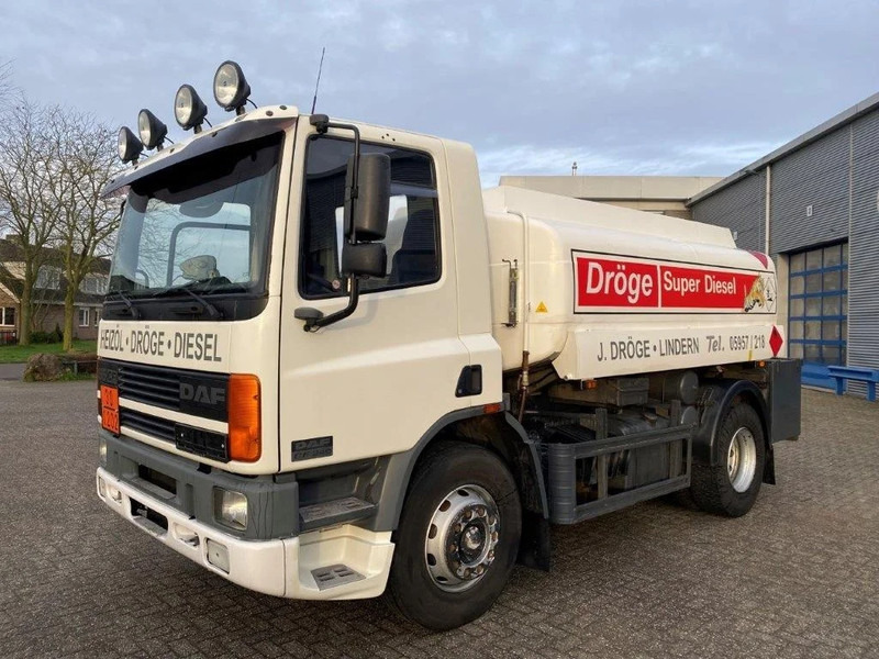 DAF 65CF-240 / FULL STEEL / POMP / 3 COMPARTIMENTS / 8350 LITER / ONLY:25969 KM / EURO-2 / MANUAL / GOOD CONDITION - Tankwagen: afbeelding 1 DAF 65CF-240 / FULL STEEL / POMP / 3 COMPARTIMENTS / 8350 LITER / ONLY:25969 KM / EURO-2 / MANUAL / GOOD CONDITION - Tankwagen: afbeelding 1