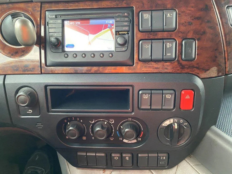 Bakwagen DAF CF400 / CURTAIN SAILS / BIG PLATFORM 2500 KG / DEB / NAVI / FULL-AIR / LWDS / ACC / AUTOMATIC / EURO-6 / 2015: afbeelding 17