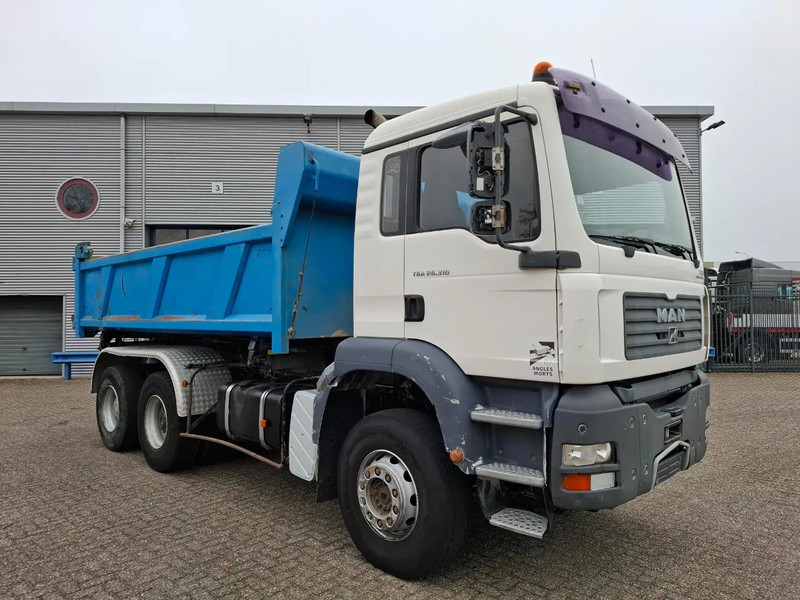 MAN TGA 26.310 / 6X4 / 2XBIG AXLE / 2SIDE TIPPER / ONLY:545423 KM / TUV:06-05-2026 / FULL-STEEL / AIRCO / MANUAL / EURO-4 / 2005 - Kipper vrachtwagen: afbeelding 4 MAN TGA 26.310 / 6X4 / 2XBIG AXLE / 2SIDE TIPPER / ONLY:545423 KM / TUV:06-05-2026 / FULL-STEEL / AIRCO / MANUAL / EURO-4 / 2005 - Kipper vrachtwagen: afbeelding 4