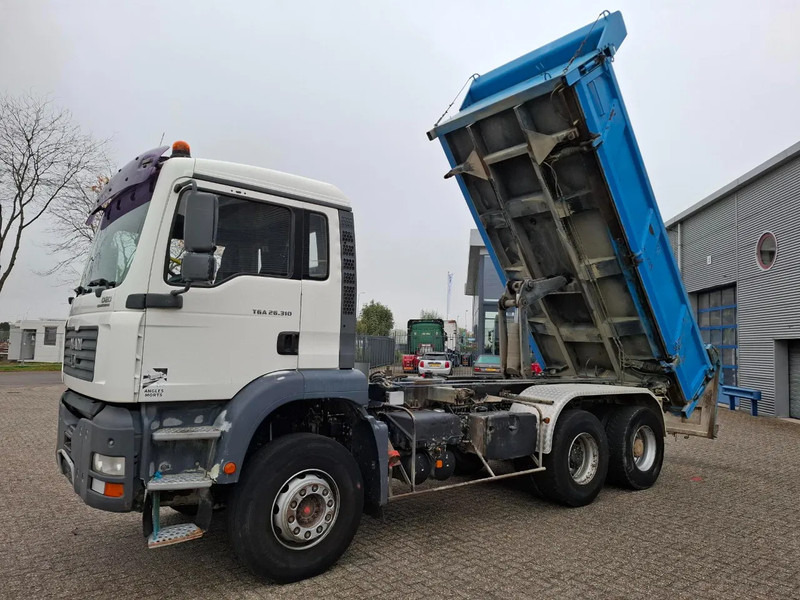 Kipper vrachtwagen MAN TGA 26.310 / 6X4 / 2XBIG AXLE / 2SIDE TIPPER / ONLY:545423 KM / TUV:06-05-2026 / FULL-STEEL / AIRCO / MANUAL / EURO-4 / 2005: afbeelding 1