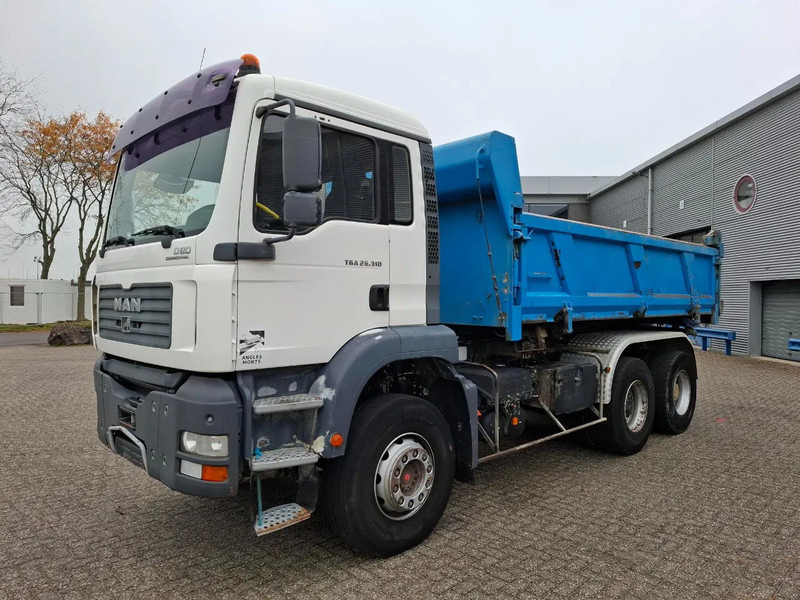 MAN TGA 26.310 / 6X4 / 2XBIG AXLE / 2SIDE TIPPER / ONLY:545423 KM / TUV:06-05-2026 / FULL-STEEL / AIRCO / MANUAL / EURO-4 / 2005 - Kipper vrachtwagen: afbeelding 3 MAN TGA 26.310 / 6X4 / 2XBIG AXLE / 2SIDE TIPPER / ONLY:545423 KM / TUV:06-05-2026 / FULL-STEEL / AIRCO / MANUAL / EURO-4 / 2005 - Kipper vrachtwagen: afbeelding 3