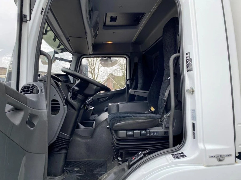 Interieur foto 2: Bakwagen Mercedes-Benz ATEGO 1624 / AUTOMATIC / CLOSED BOX / SIDE DOORS / AIRCO / LWDS / FCW / EURO-6 / 2016