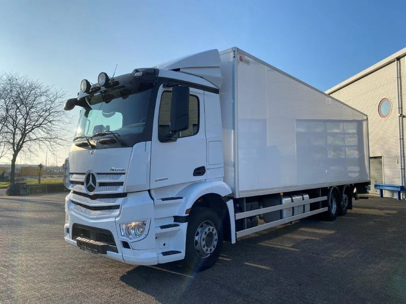 Mercedes-Benz Antos 2533 / LIFT AXLE / HEATED CLOSED BOX / PLATFORM 2000 KG / ONLY:506959 KM / SIDE DOOR / AUTOMATIC / EURO-6 / 2019 - Bakwagen: afbeelding 1 Mercedes-Benz Antos 2533 / LIFT AXLE / HEATED CLOSED BOX / PLATFORM 2000 KG / ONLY:506959 KM / SIDE DOOR / AUTOMATIC / EURO-6 / 2019 - Bakwagen: afbeelding 1