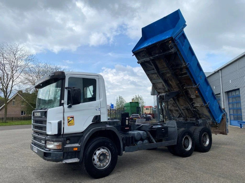 Scania 114-340 / 6X4 / 2 SIDE TIPPER / BIG AXLE / FULL-STEEL / DRUM BRAKES / MANUAL / 1999 - Kipper vrachtwagen: afbeelding 2 Scania 114-340 / 6X4 / 2 SIDE TIPPER / BIG AXLE / FULL-STEEL / DRUM BRAKES / MANUAL / 1999 - Kipper vrachtwagen: afbeelding 2