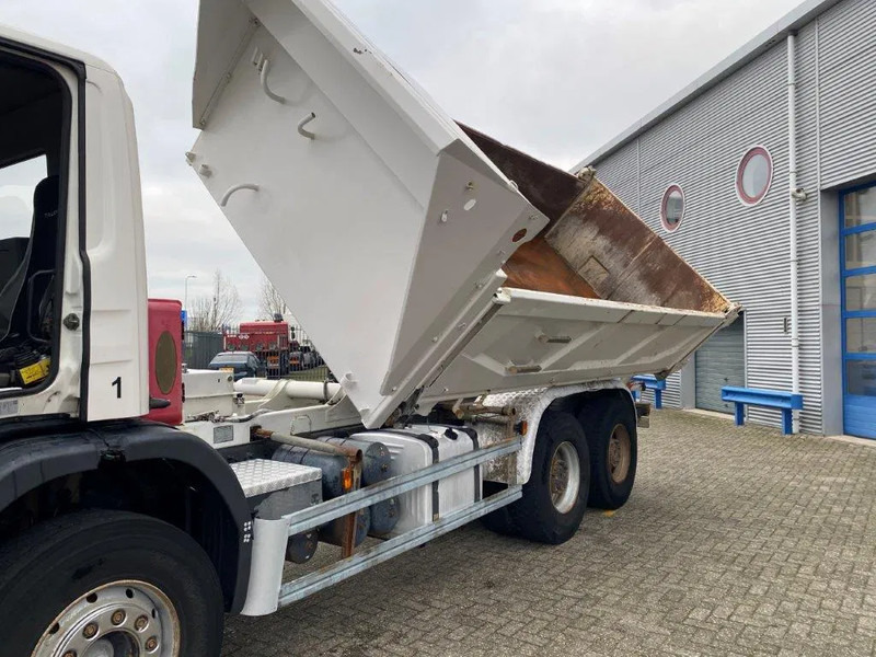 Scania 124-400 / 6X4 / RETARDER / BIG AXLE / FULL STEEL / 2SIDE TIPPER / OLD TACHO / AIRCO / MANUAL / EURO-2 / 2000 - Kipper vrachtwagen: afbeelding 3 Scania 124-400 / 6X4 / RETARDER / BIG AXLE / FULL STEEL / 2SIDE TIPPER / OLD TACHO / AIRCO / MANUAL / EURO-2 / 2000 - Kipper vrachtwagen: afbeelding 3