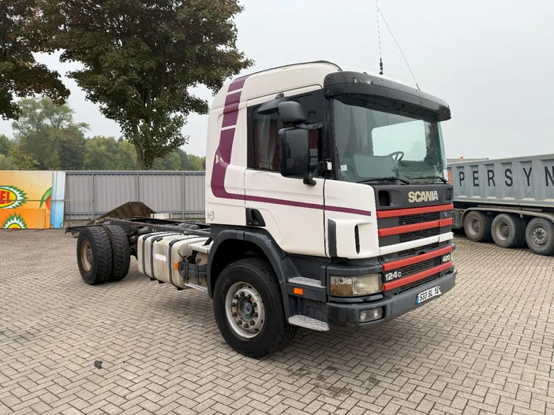 Scania 124-420 / ENGINE RUNNING / RETARDER / BIG AXLE / FULL-STEEL / ONLY: 540918 KM / OLD TACHO / AIRCO / MANUAL / EURO-3 / 2002 - Chassis vrachtwagen: afbeelding 2 Scania 124-420 / ENGINE RUNNING / RETARDER / BIG AXLE / FULL-STEEL / ONLY: 540918 KM / OLD TACHO / AIRCO / MANUAL / EURO-3 / 2002 - Chassis vrachtwagen: afbeelding 2