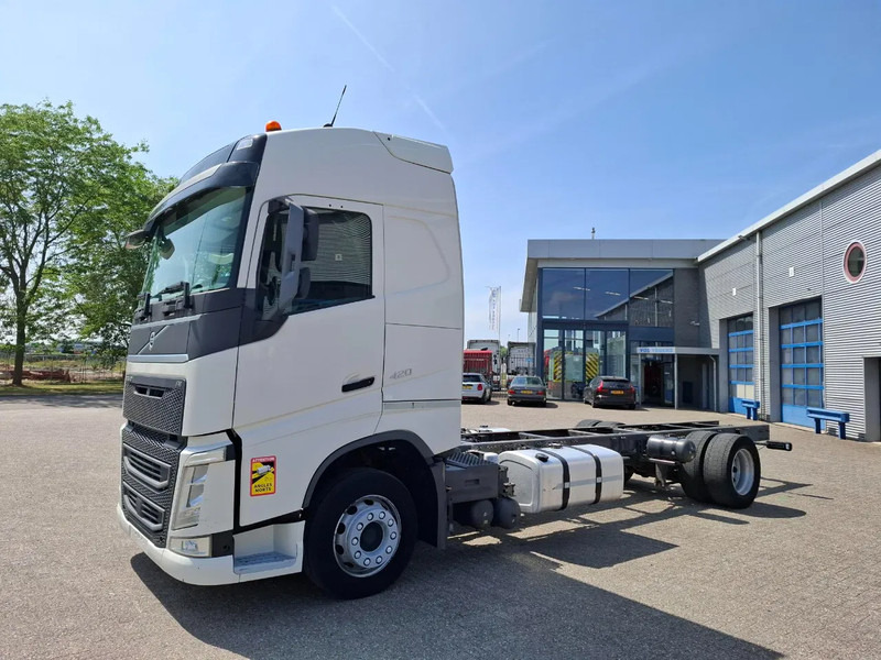 Volvo FH4-420 / PTO / DOUBLE TANK / I-PARKCOOL / VEB+ / LWDS / TUV:10-07-2025 / AUTOMATIC / EURO-6 / 2016 - Chassis vrachtwagen: afbeelding 1 Volvo FH4-420 / PTO / DOUBLE TANK / I-PARKCOOL / VEB+ / LWDS / TUV:10-07-2025 / AUTOMATIC / EURO-6 / 2016 - Chassis vrachtwagen: afbeelding 1