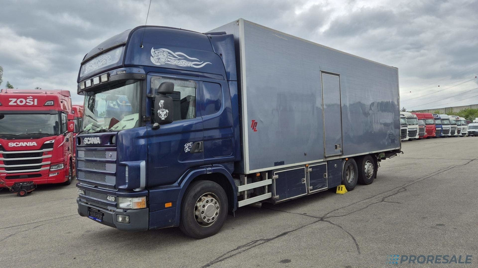 SCANIA R124 LB 6X2 EURO 3 - skříňový + hydraulické čelo - Bakwagen: afbeelding 2 SCANIA R124 LB 6X2 EURO 3 - skříňový + hydraulické čelo - Bakwagen: afbeelding 2