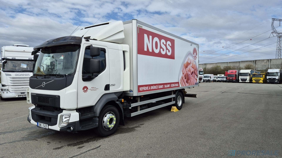VOLVO FL 250 BB EURO 6 - mrazírna + CARRIER XARIOS 600 EL MAXI - Koelwagen vrachtwagen: afbeelding 2 VOLVO FL 250 BB EURO 6 - mrazírna + CARRIER XARIOS 600 EL MAXI - Koelwagen vrachtwagen: afbeelding 2