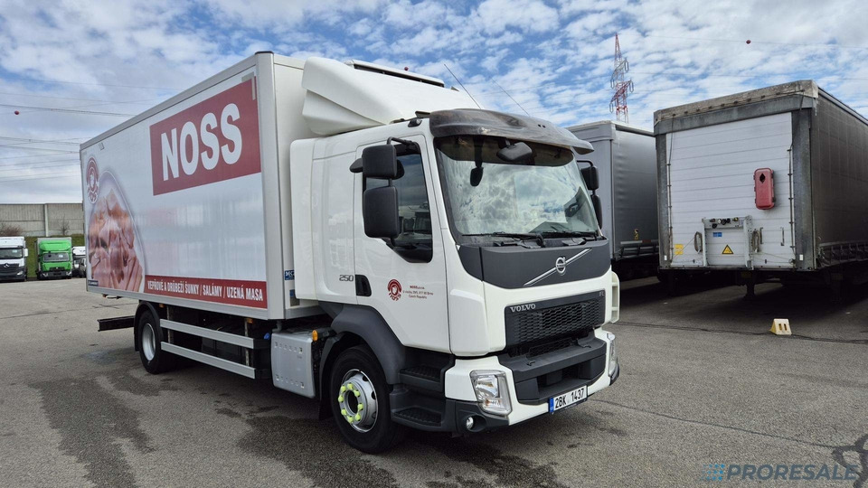 VOLVO FL 250 BB EURO 6 - mrazírna + CARRIER XARIOS 600 EL MAXI - Koelwagen vrachtwagen: afbeelding 1 VOLVO FL 250 BB EURO 6 - mrazírna + CARRIER XARIOS 600 EL MAXI - Koelwagen vrachtwagen: afbeelding 1