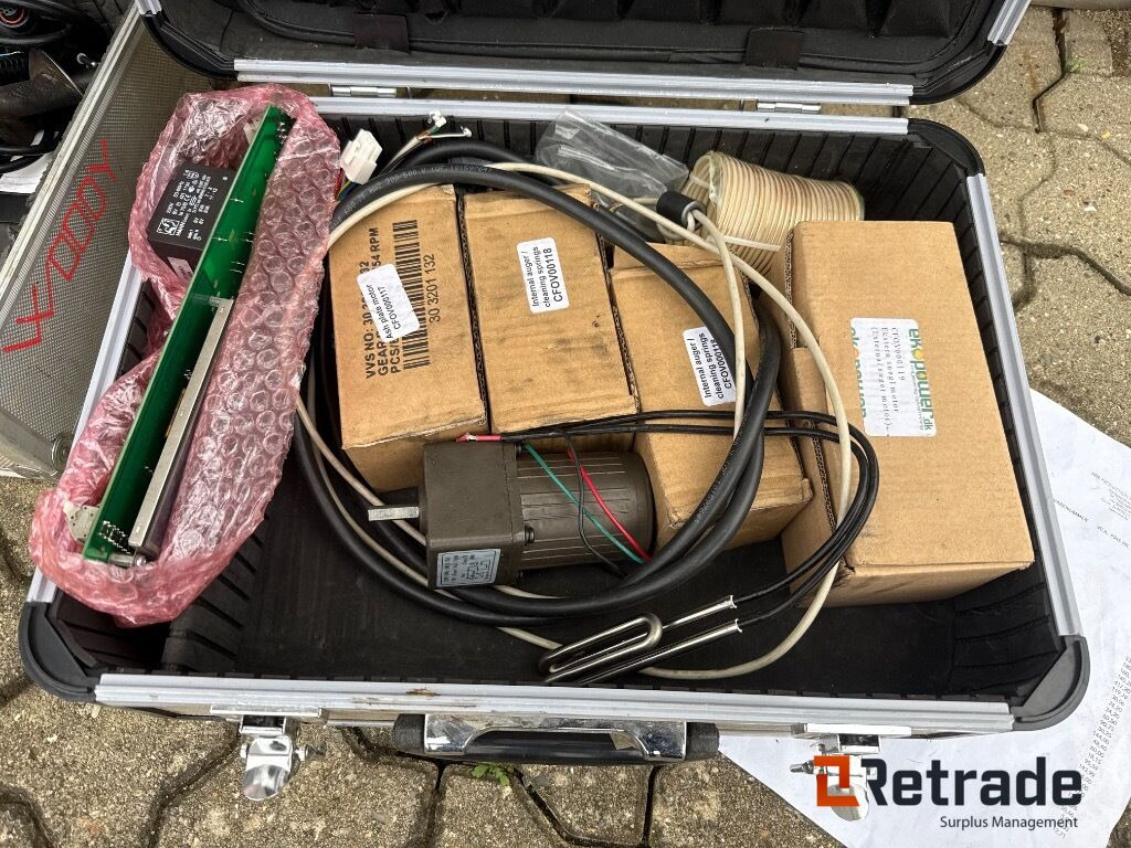 Bouwmaterieel 6 metalkufferter med reservedele til pillefyr: afbeelding 1