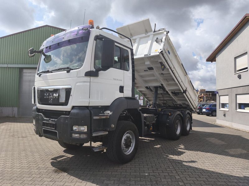 MAN TGS 26.400 6x6 GL Meiller Dreiseitenkipper Bordmatik Plane Euro - Kipper vrachtwagen: afbeelding 2 MAN TGS 26.400 6x6 GL Meiller Dreiseitenkipper Bordmatik Plane Euro - Kipper vrachtwagen: afbeelding 2