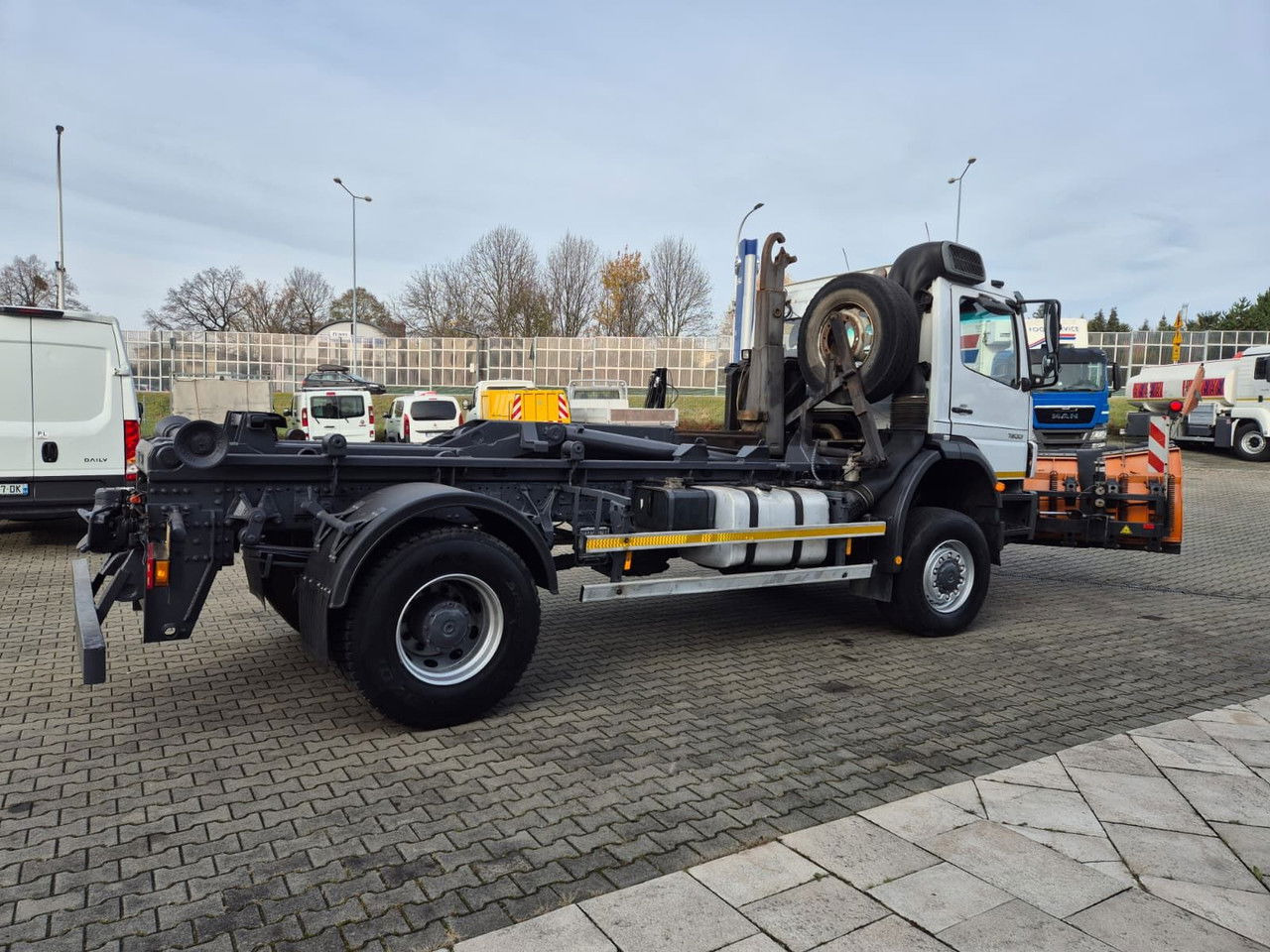 Mercedes-Benz Axor 1833 4X4 / Serviced / Hook Hyvalift - Containertransporter/ Wissellaadbak vrachtwagen: afbeelding 1 Mercedes-Benz Axor 1833 4X4 / Serviced / Hook Hyvalift - Containertransporter/ Wissellaadbak vrachtwagen: afbeelding 1