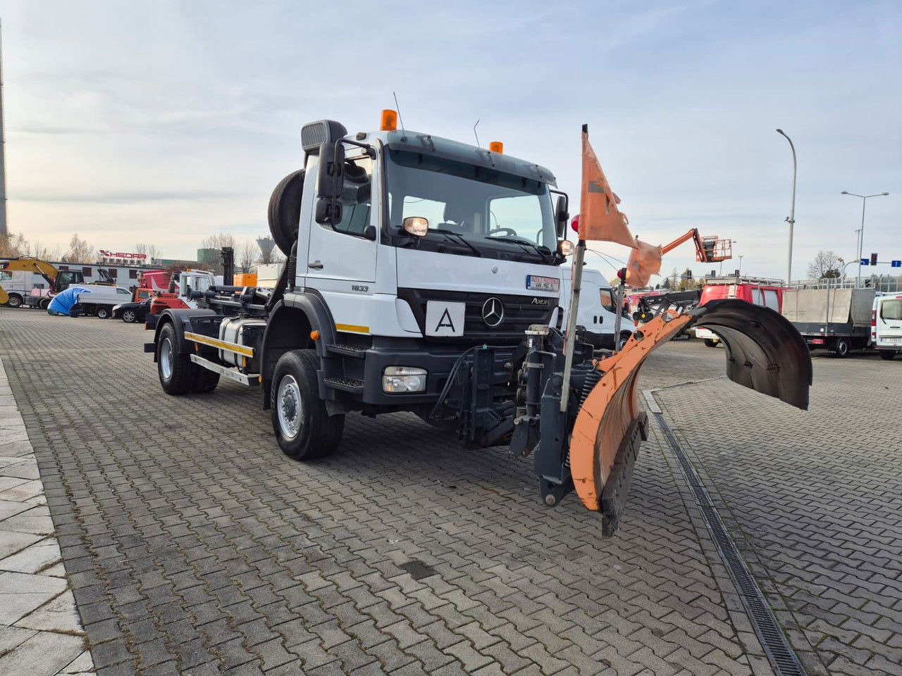 Mercedes-Benz Axor 1833 4X4 / Serviced / Schmidt Plow - Containertransporter/ Wissellaadbak vrachtwagen: afbeelding 4 Mercedes-Benz Axor 1833 4X4 / Serviced / Schmidt Plow - Containertransporter/ Wissellaadbak vrachtwagen: afbeelding 4