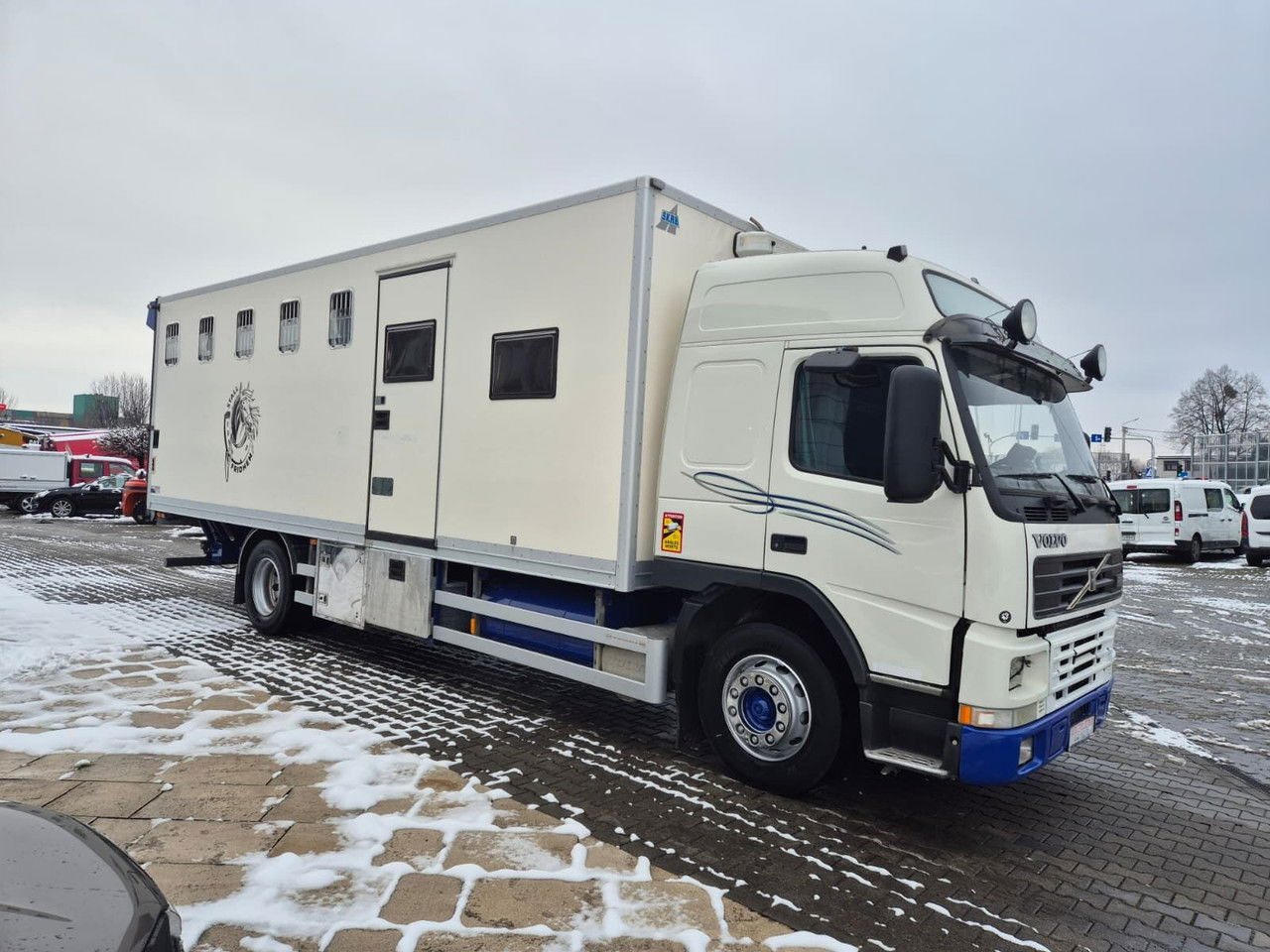 VOLVO FM 7 5 Horses / 3 People Live Cabin / 1 Owner / Serviced - Paardenvrachtwagen: afbeelding 5 VOLVO FM 7 5 Horses / 3 People Live Cabin / 1 Owner / Serviced - Paardenvrachtwagen: afbeelding 5