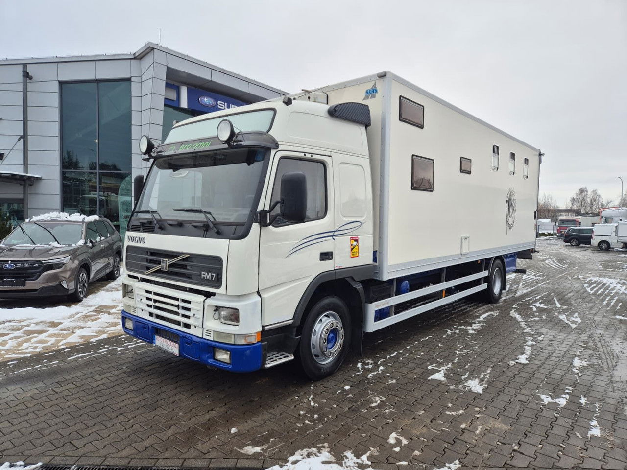 VOLVO FM 7 5 Horses / 3 People Live Cabin / 1 Owner / Serviced - Paardenvrachtwagen: afbeelding 1 VOLVO FM 7 5 Horses / 3 People Live Cabin / 1 Owner / Serviced - Paardenvrachtwagen: afbeelding 1