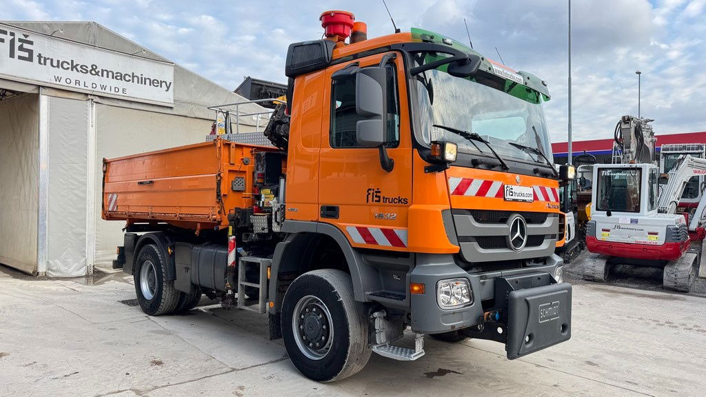 Mercedes-Benz Actros 1832 AK tipper 4x4 - crane Fassi 9.2M - remote control - Kipper vrachtwagen: afbeelding 4 Mercedes-Benz Actros 1832 AK tipper 4x4 - crane Fassi 9.2M - remote control - Kipper vrachtwagen: afbeelding 4