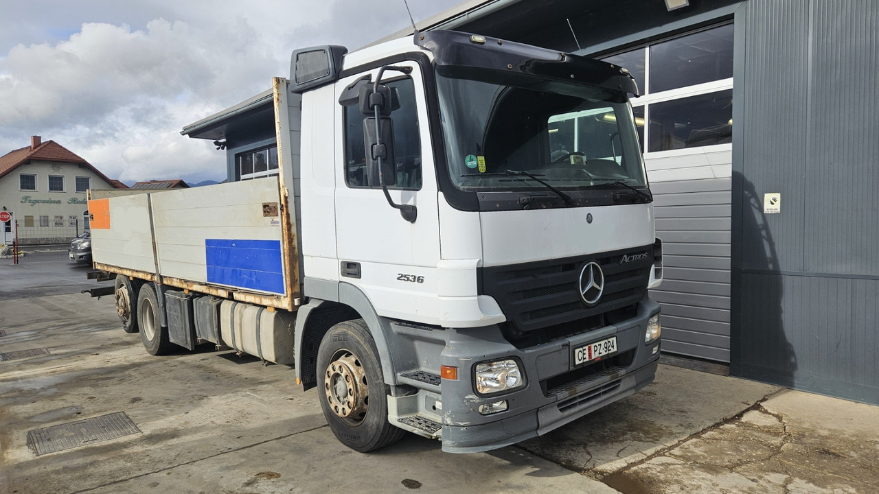 Mercedes-Benz Actros 2536 L 6x2 stake body - lifting axle - Vrachtwagen met open laadbak: afbeelding 1 Mercedes-Benz Actros 2536 L 6x2 stake body - lifting axle - Vrachtwagen met open laadbak: afbeelding 1