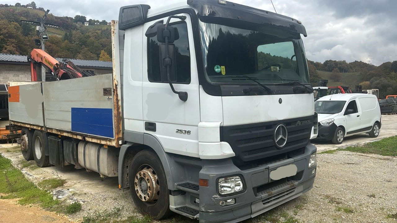 Mercedes-Benz Actros 2536 L 6x2 stake body - lifting axle - Vrachtwagen met open laadbak: afbeelding 2 Mercedes-Benz Actros 2536 L 6x2 stake body - lifting axle - Vrachtwagen met open laadbak: afbeelding 2