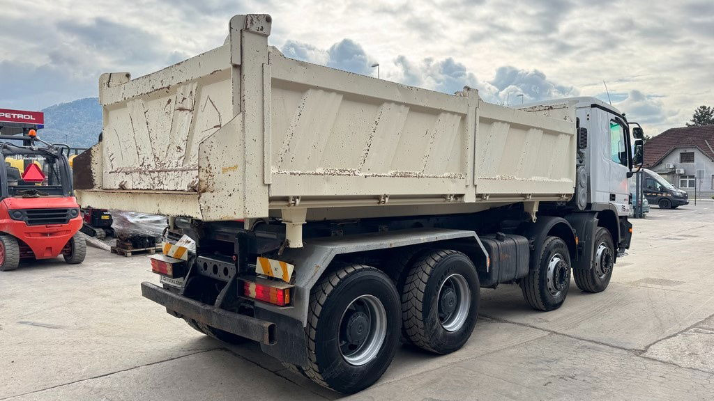 Mercedes-Benz Actros 4144 K 8x4 3 sided tipper - 1st owner - Kipper vrachtwagen: afbeelding 4 Mercedes-Benz Actros 4144 K 8x4 3 sided tipper - 1st owner - Kipper vrachtwagen: afbeelding 4