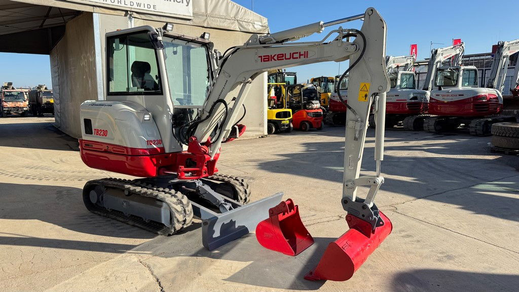 Takeuchi TB230 - 2019 Year - 2435 Hours - 2X Buckets - NEW Tracks - Minigraafmachine: afbeelding 5 Takeuchi TB230 - 2019 Year - 2435 Hours - 2X Buckets - NEW Tracks - Minigraafmachine: afbeelding 5