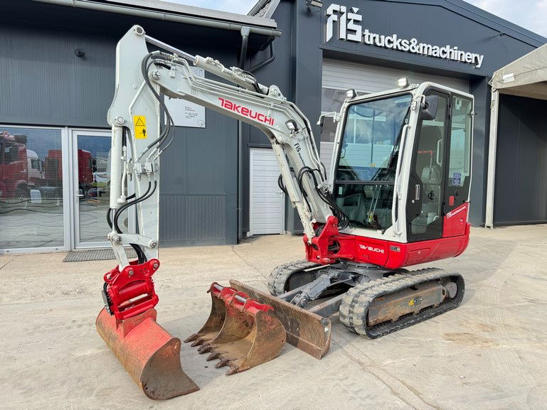 Takeuchi TB230 - Powertilt - 3X Buckets - 2021 Year - TOP - Minigraafmachine: afbeelding 1 Takeuchi TB230 - Powertilt - 3X Buckets - 2021 Year - TOP - Minigraafmachine: afbeelding 1