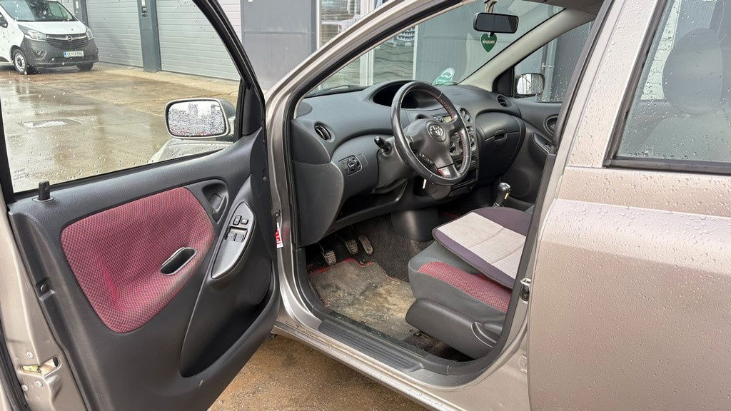 Leasing Toyota Yaris 1.3 - Petrol - 5 Doors - AC Toyota Yaris 1.3 - Petrol - 5 Doors - AC: afbeelding 6 Leasing Toyota Yaris 1.3 - Petrol - 5 Doors - AC Toyota Yaris 1.3 - Petrol - 5 Doors - AC: afbeelding 6