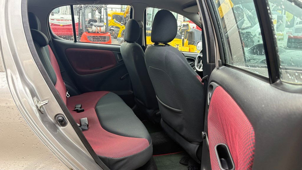 Leasing Toyota Yaris 1.3 - Petrol - 5 Doors - AC Toyota Yaris 1.3 - Petrol - 5 Doors - AC: afbeelding 9 Leasing Toyota Yaris 1.3 - Petrol - 5 Doors - AC Toyota Yaris 1.3 - Petrol - 5 Doors - AC: afbeelding 9