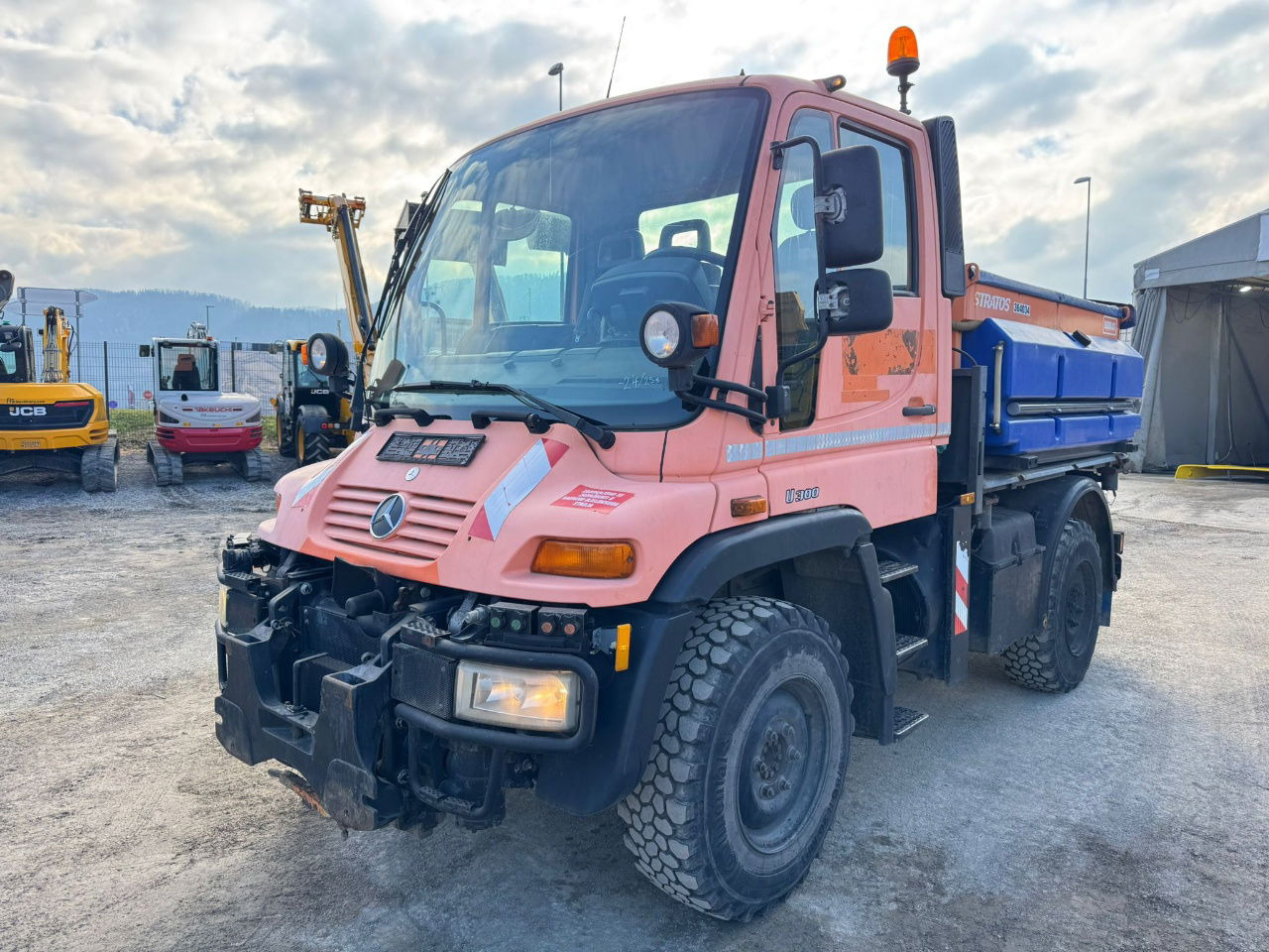 Mercedes-Benz Unimog U300 4x4 - Schmidt salt spreader 3m3 - Vrachtwagen: afbeelding 1 Mercedes-Benz Unimog U300 4x4 - Schmidt salt spreader 3m3 - Vrachtwagen: afbeelding 1
