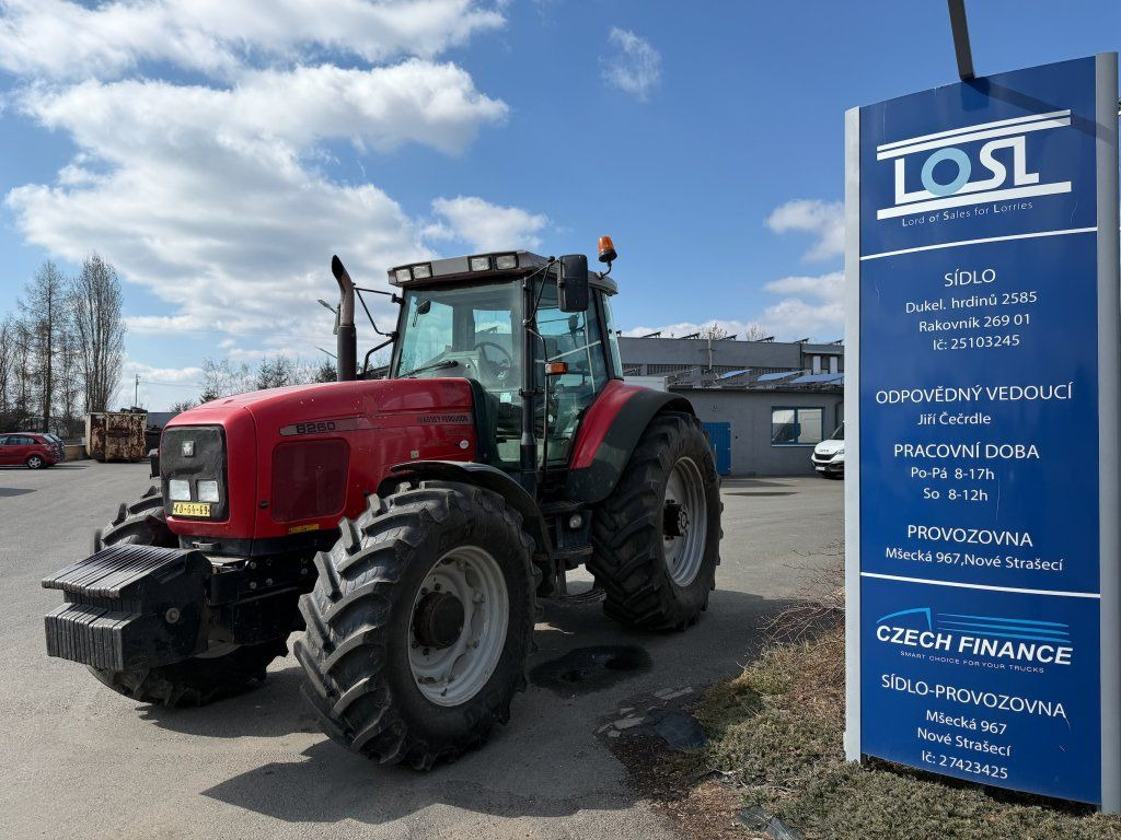 Massey Ferguson MF8260 - Tractor: afbeelding 1 Massey Ferguson MF8260 - Tractor: afbeelding 1