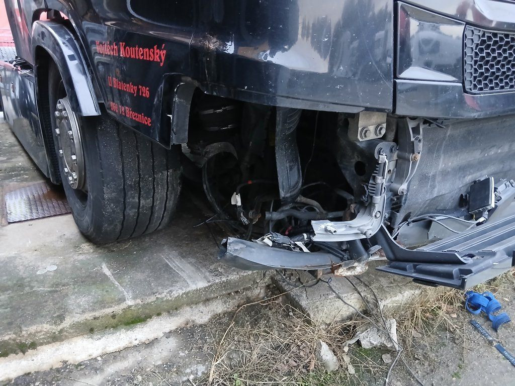 Scania R450 MEGA/lowdeck Unfall / damage - Trekker: afbeelding 4 Scania R450 MEGA/lowdeck Unfall / damage - Trekker: afbeelding 4