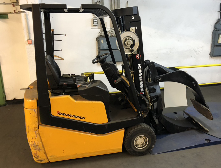 Three-wheel electric front loader Jungheinrich EFG DF 15 with duplex mast and Meyer roller clamp - Elektrische heftruck: afbeelding 1 Three-wheel electric front loader Jungheinrich EFG DF 15 with duplex mast and Meyer roller clamp - Elektrische heftruck: afbeelding 1