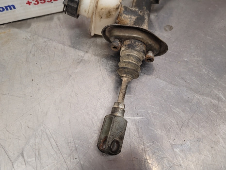 Fiat New Holland F, M, 60 Series F130, M115, 8160 Clutch Master Cylinder 5150299 - Koppelingscilinder voor Tractor: afbeelding 4 Fiat New Holland F, M, 60 Series F130, M115, 8160 Clutch Master Cylinder 5150299 - Koppelingscilinder voor Tractor: afbeelding 4