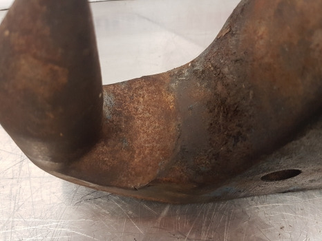 Ford 7810, 6610, 6410, 7710, 8210 Hook For Fwd. E0nne918ac29b, 83943810 - Frame/ Chassis: afbeelding 2 Ford 7810, 6610, 6410, 7710, 8210 Hook For Fwd. E0nne918ac29b, 83943810 - Frame/ Chassis: afbeelding 2