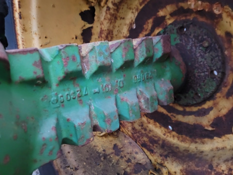 John Deere 2130 Rear Half Axle Rhs L29056, T29453, L34171, L29055, L39930 - Achterass: afbeelding 1 John Deere 2130 Rear Half Axle Rhs L29056, T29453, L34171, L29055, L39930 - Achterass: afbeelding 1