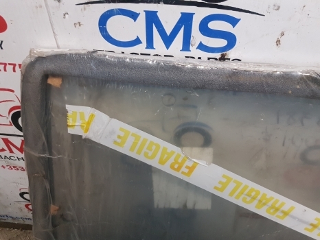Massey Ferguson 300, 350, 375, 390, 398, 399 Cab Glass Rear Window 3477716m1 - Raam en onderdelen voor Tractor: afbeelding 4 Massey Ferguson 300, 350, 375, 390, 398, 399 Cab Glass Rear Window 3477716m1 - Raam en onderdelen voor Tractor: afbeelding 4