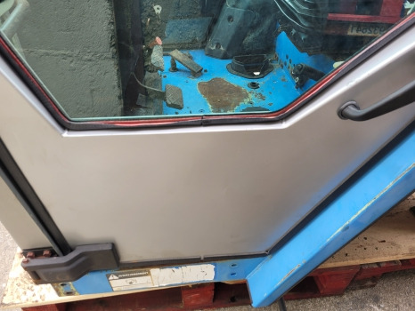 Massey Ferguson 690, 698 Landini 6550, 7550, 6880, 7880 Cab Door Lhs 3301830m93 - Deur en onderdelen: afbeelding 2 Massey Ferguson 690, 698 Landini 6550, 7550, 6880, 7880 Cab Door Lhs 3301830m93 - Deur en onderdelen: afbeelding 2