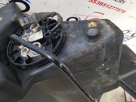 New Holland T6 Steyr Case Maxxum 145 Adblue Tank 47744994, 48049876, 84144089 - AdBlue Tank voor Tractor: afbeelding 3 New Holland T6 Steyr Case Maxxum 145 Adblue Tank 47744994, 48049876, 84144089 - AdBlue Tank voor Tractor: afbeelding 3