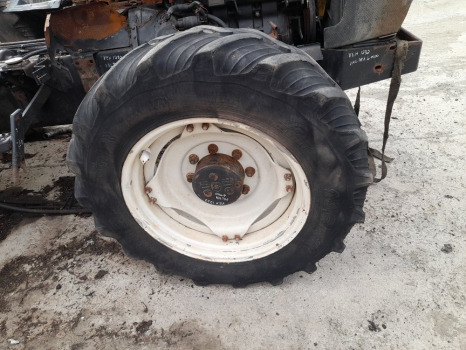 Valtra 6400 Front Wheel And Tyre 13.6r28, 13.6r28, 12x28 - Complete wiel: afbeelding 1 Valtra 6400 Front Wheel And Tyre 13.6r28, 13.6r28, 12x28 - Complete wiel: afbeelding 1