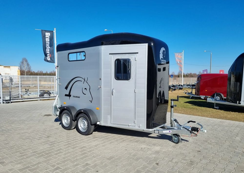 CHEVAL LIBERTÉ Touring Country + siodlarnia | przyczepa dla dwóch koni z rampą z przodu | 2000 kg DMC - Paardentrailer: afbeelding 1 CHEVAL LIBERTÉ Touring Country + siodlarnia | przyczepa dla dwóch koni z rampą z przodu | 2000 kg DMC - Paardentrailer: afbeelding 1