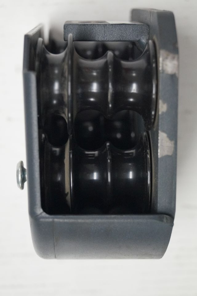 Jungheinrich 51160772 | Block rollor Hose guide for ETV from year 2003 till 2011  - Hydraulica voor Intern transport: afbeelding 1 Jungheinrich 51160772 | Block rollor Hose guide for ETV from year 2003 till 2011  - Hydraulica voor Intern transport: afbeelding 1