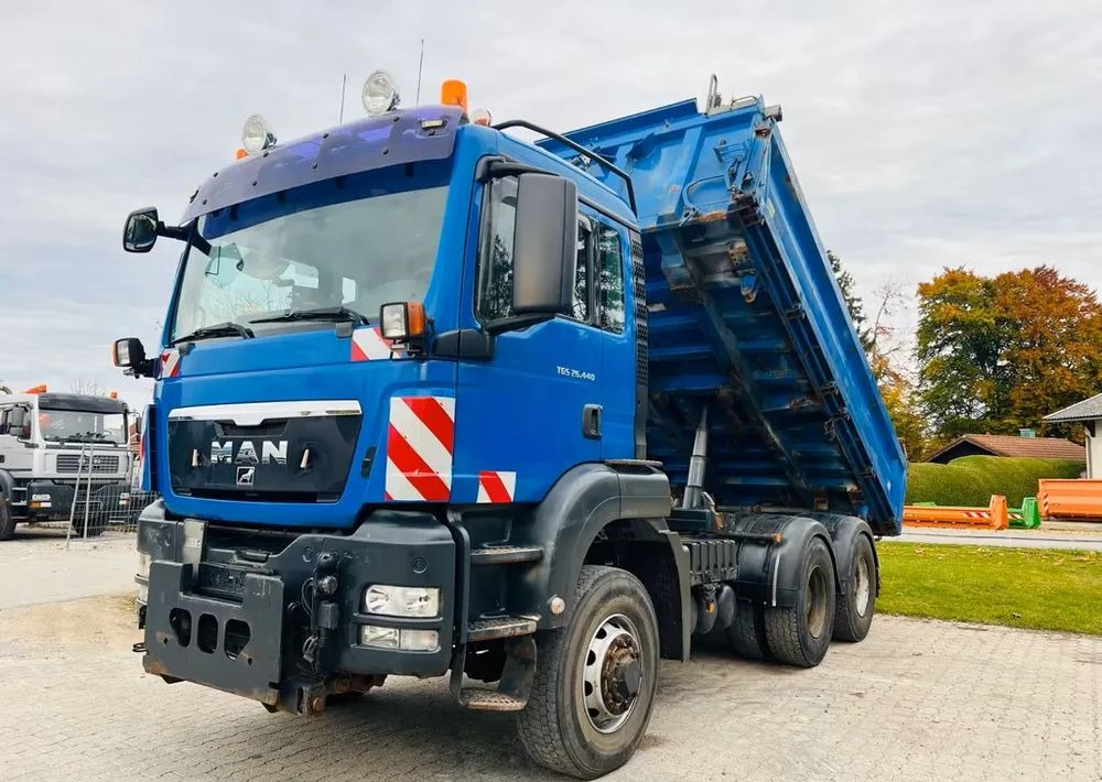 MAN TGS 26.440 6x6 Hydrodrive – Meiller 3-stronny wywrotka / Manual / Retarder / Tempomat / Euro 5 - Kipper vrachtwagen: afbeelding 1 MAN TGS 26.440 6x6 Hydrodrive – Meiller 3-stronny wywrotka / Manual / Retarder / Tempomat / Euro 5 - Kipper vrachtwagen: afbeelding 1