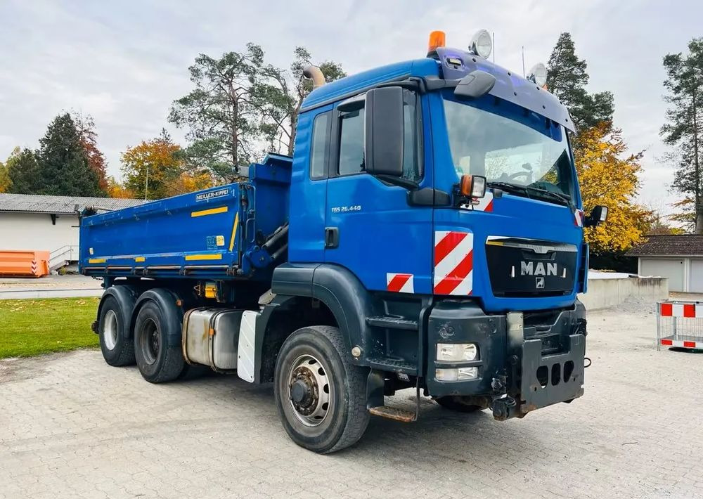 MAN TGS 26.440 6x6 Hydrodrive – Meiller 3-stronny wywrotka / Manual / Retarder / Tempomat / Euro 5 - Kipper vrachtwagen: afbeelding 5 MAN TGS 26.440 6x6 Hydrodrive – Meiller 3-stronny wywrotka / Manual / Retarder / Tempomat / Euro 5 - Kipper vrachtwagen: afbeelding 5
